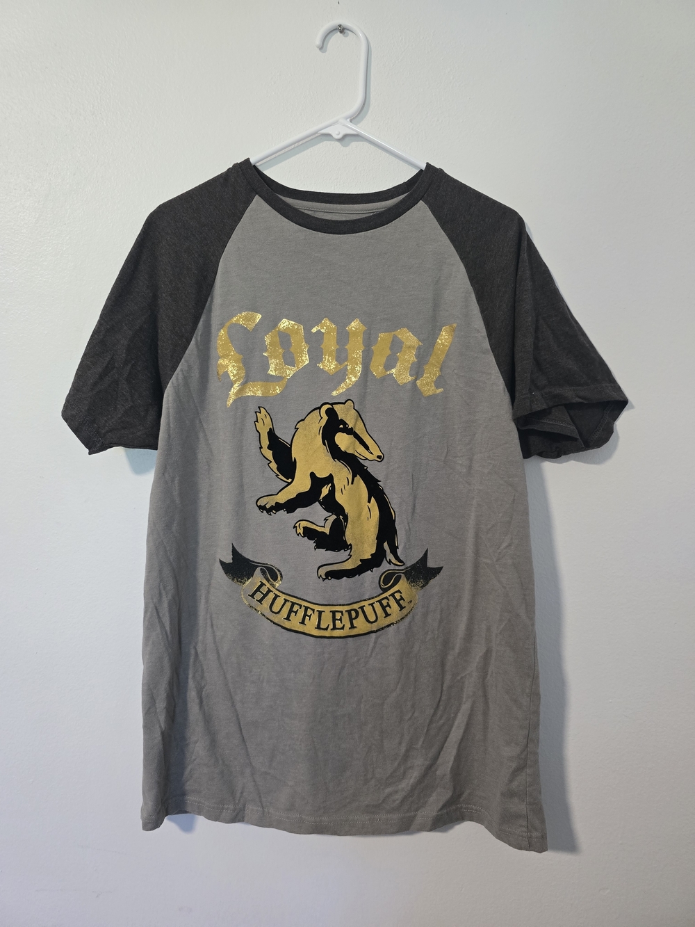 Harry Potter Hufflepuff Loyal Badger Universal Studios Gray T-Shirt Size Large